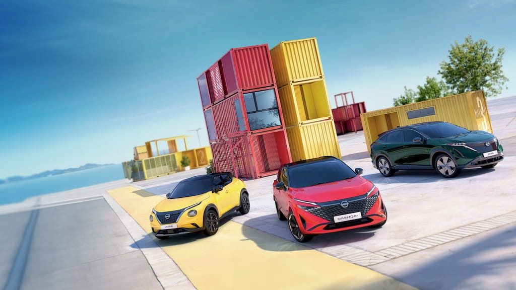 Vehicule din gama Nissan parcate in port