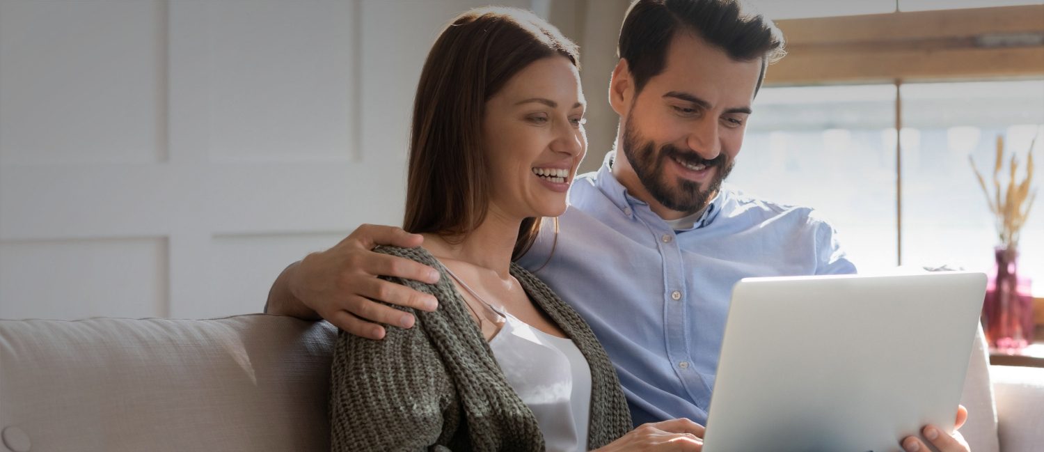 banner ecommerce cuplu laptop