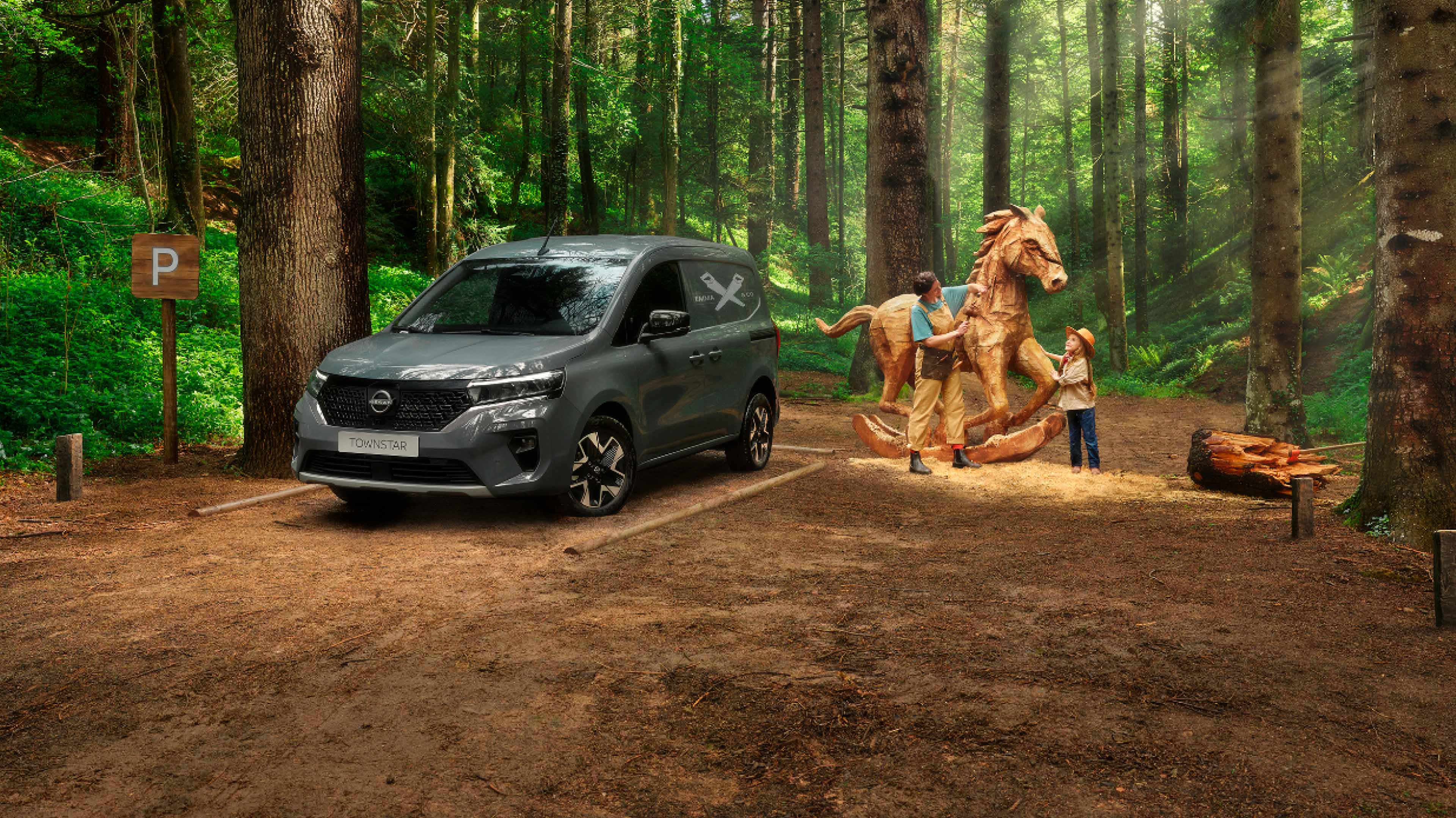 Nissan Townstar Van - COVER VISUAL / 3/4 FRONT WITH DELIVERY MAN