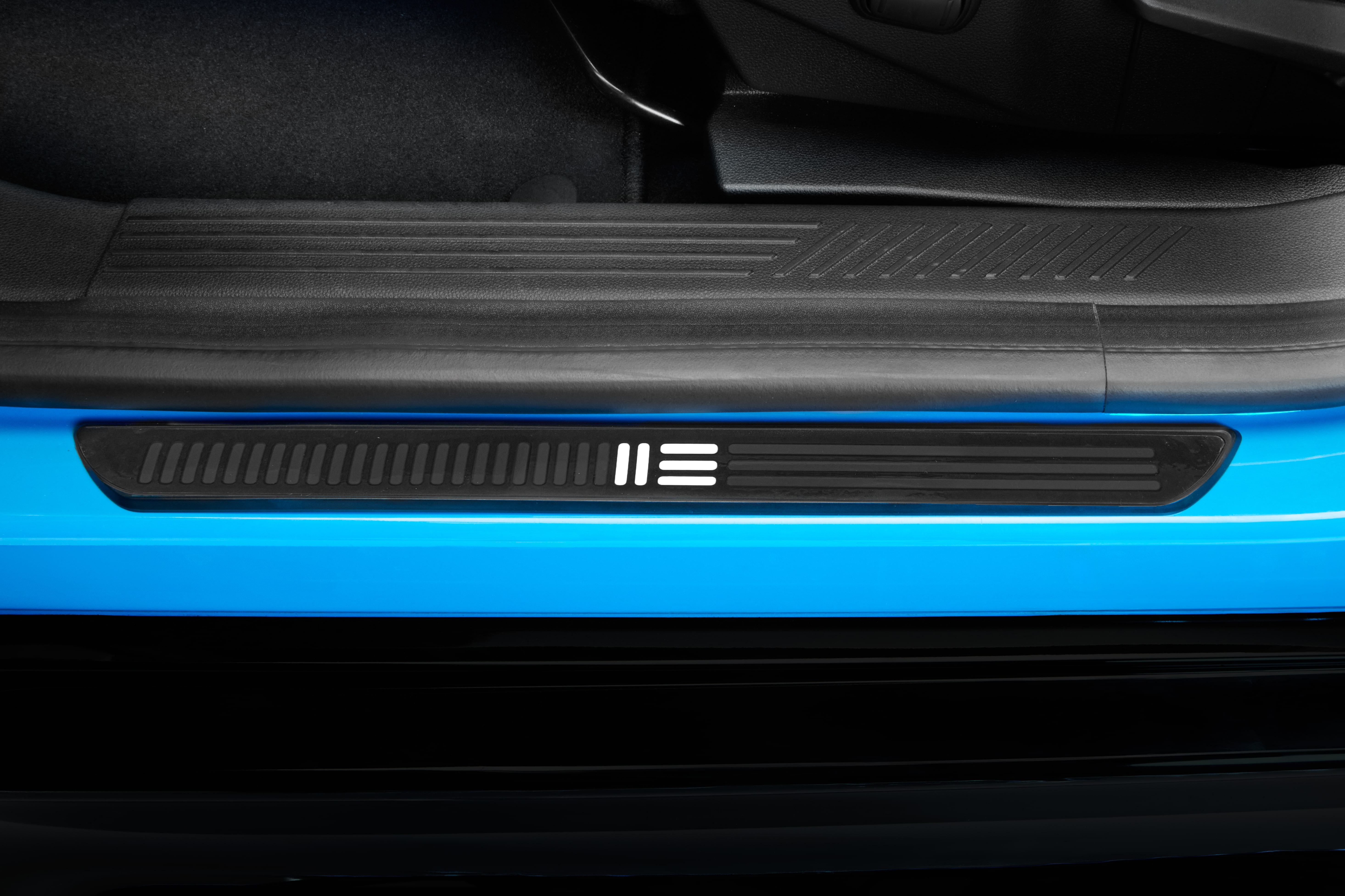 Originale oplyste indstigningslister i metal monteret i døråbningen på en Nissan MICRA.