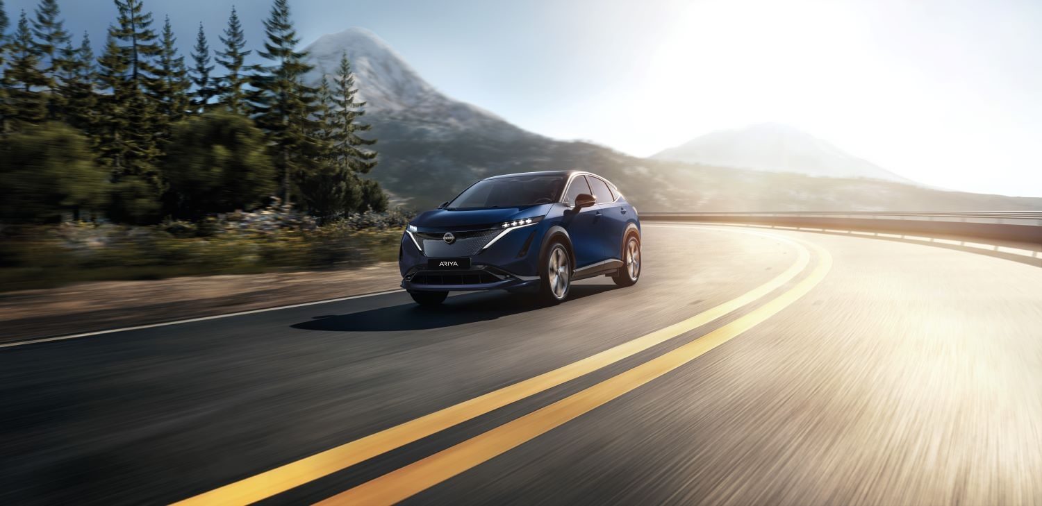 Nissan Ariya 100% eldrift kör på en bergsväg