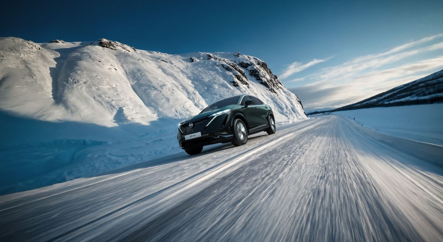 Nissan Ariya 100% eldrift kör på en bergsväg