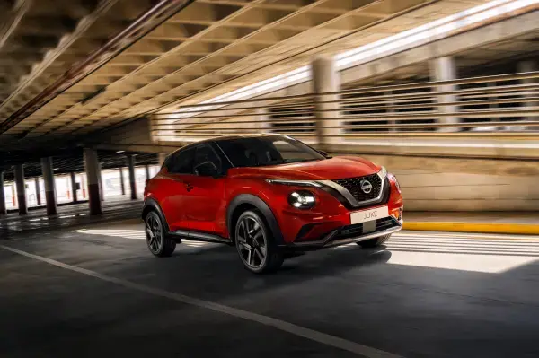Nieuwe Nissan Juke rijdend door de stad