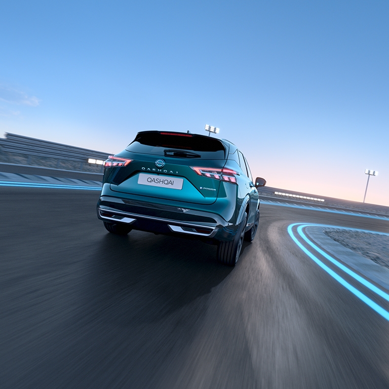 Nissan Qashqai e-Power boční pohled do interiéru s řidičem