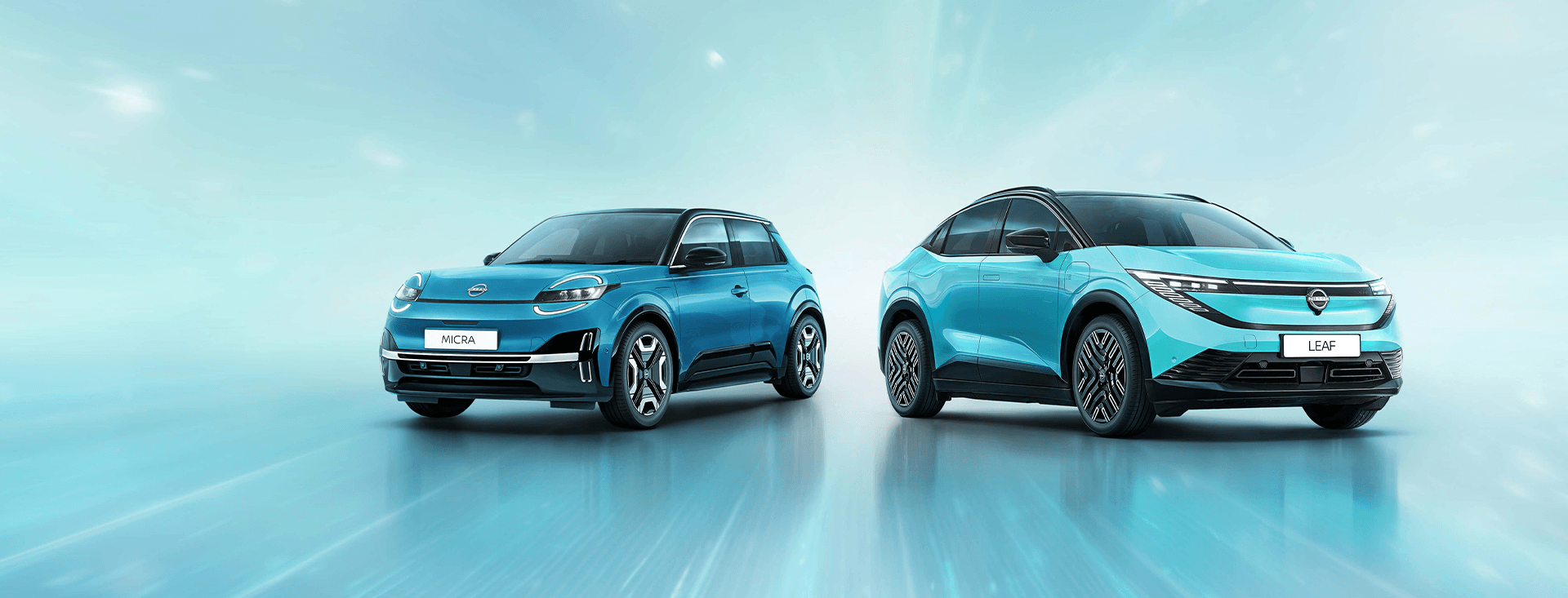 Nissan Micra in Nissan Leaf vozili v turkizni barvi na dinamičnem svetlo modrem studijskem ozadju.