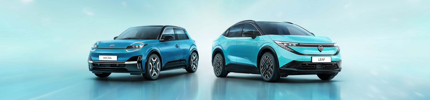 Nissan Micra in Nissan Leaf vozili v turkizni barvi na dinamičnem svetlo modrem studijskem ozadju.