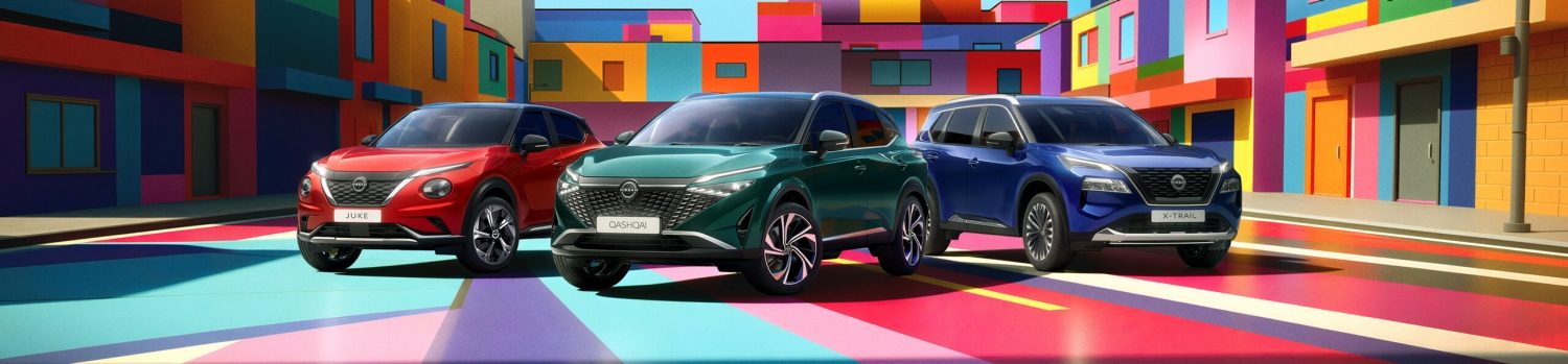 Tri Nissan vozila – Juke, Qashqai in X-Trail – v rdeči, zeleni in modri barvi na barvitem urbanem ozadju.