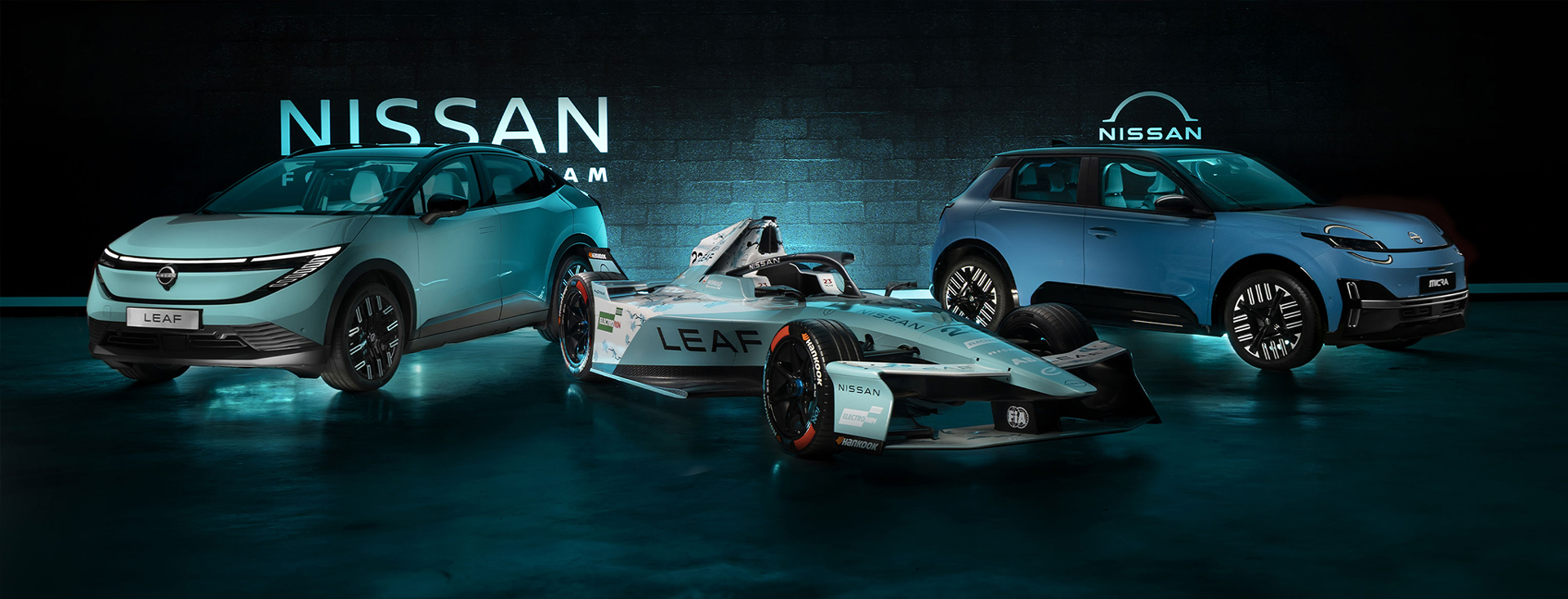 Nissan Leaf, Nissan Formula E dirkalni avtomobil in Nissan Micra vozili v turkizno-modri barvni paleti na temnem studijskem ozadju.