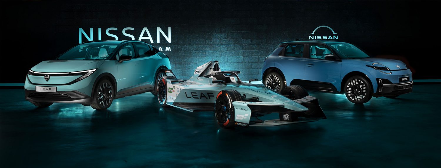 Nissan Leaf i Nissan Micra, svjetloplava vozila, sprednji pogled s Nissan Formula E dirkaćim automobilom u sredini
