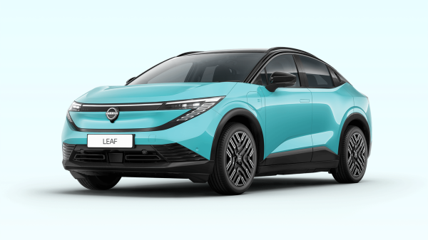 Turkizni Nissan Leaf, sprednji pogled na svetlo modrem studijskem ozadju.