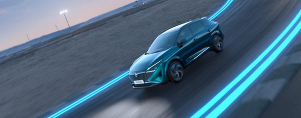 Temno zeleni Nissan Qashqai vozilo med vožnjo po dirkalni stezi z modrimi svetlobnimi črtami ob somraku.