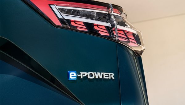 Detajl zadnjega dela temno zelenega Nissan vozila z napisom e-POWER in LED zadnjimi lučmi.