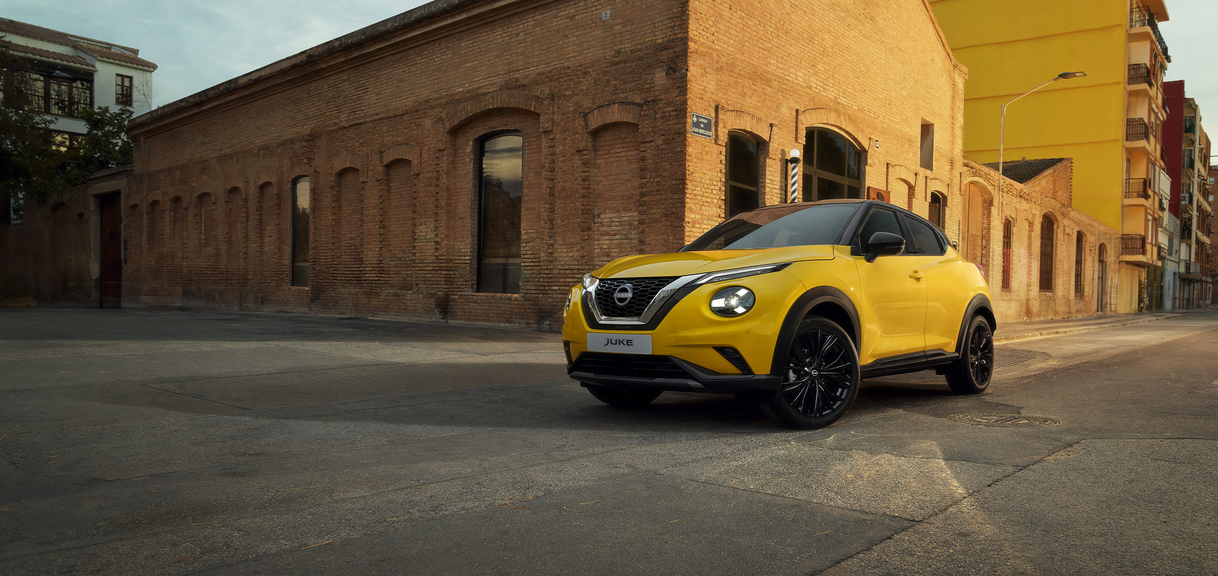 Nissan Juke 3/4 front static view in from of warehouse