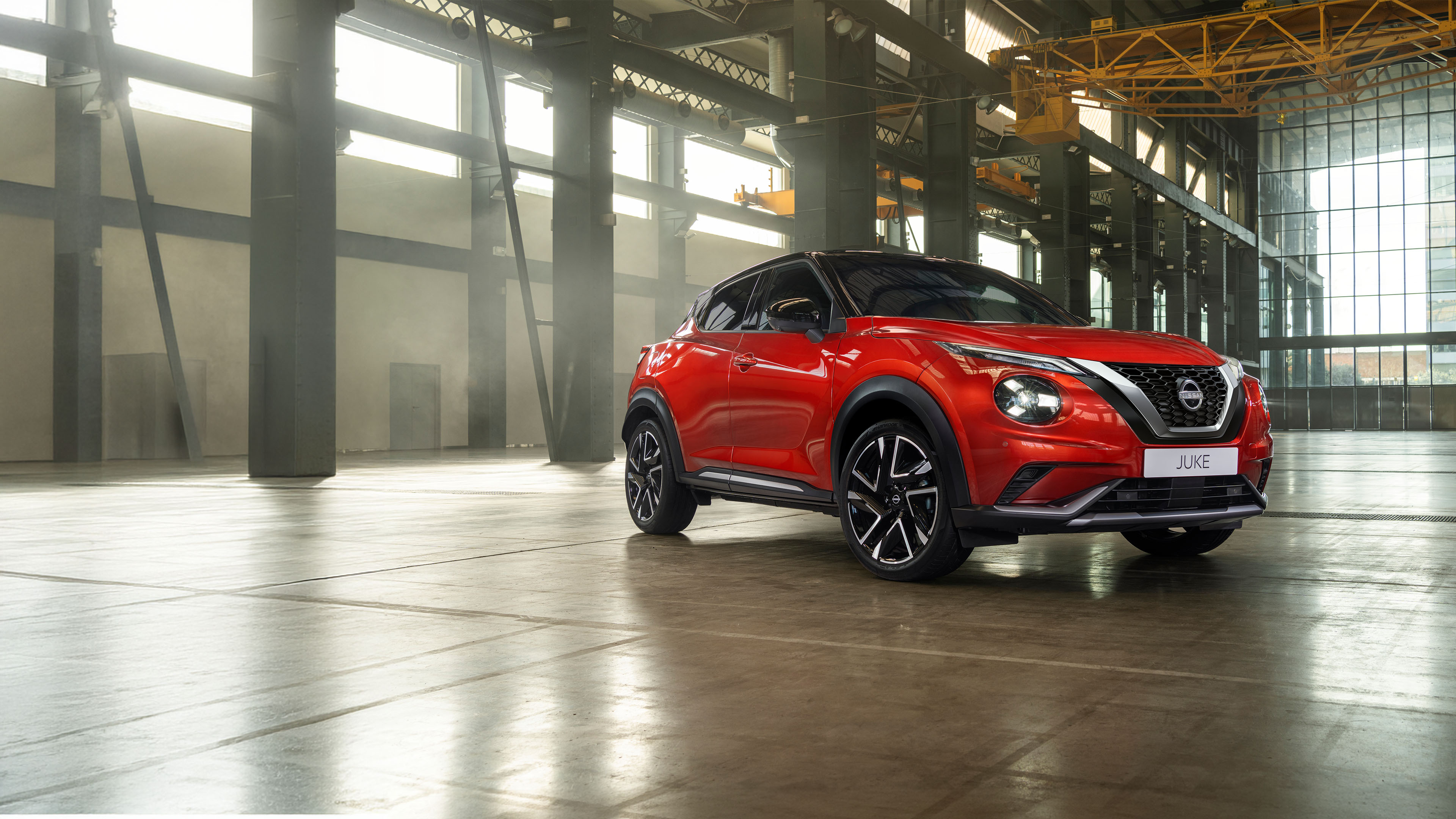 Nissan Juke 3/4 front static view in a warehouse
