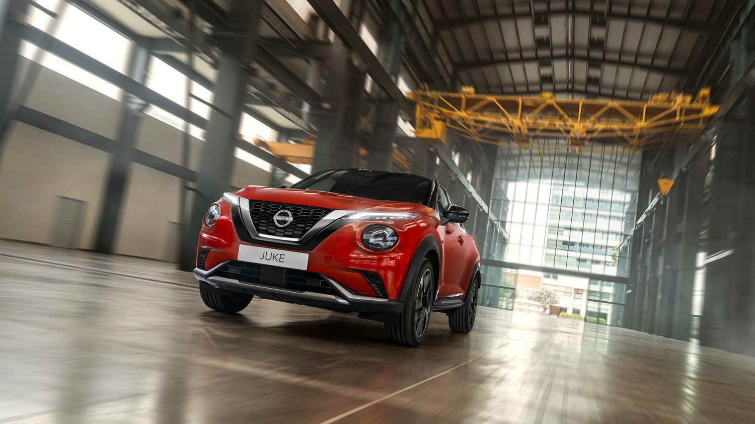 Nissan JUKE 3/4 insanlar ona yürürken yolda park eden