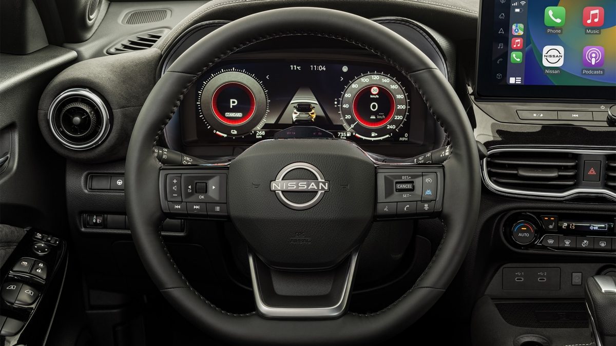 Nissan Juke TFT combimeter screen close up view