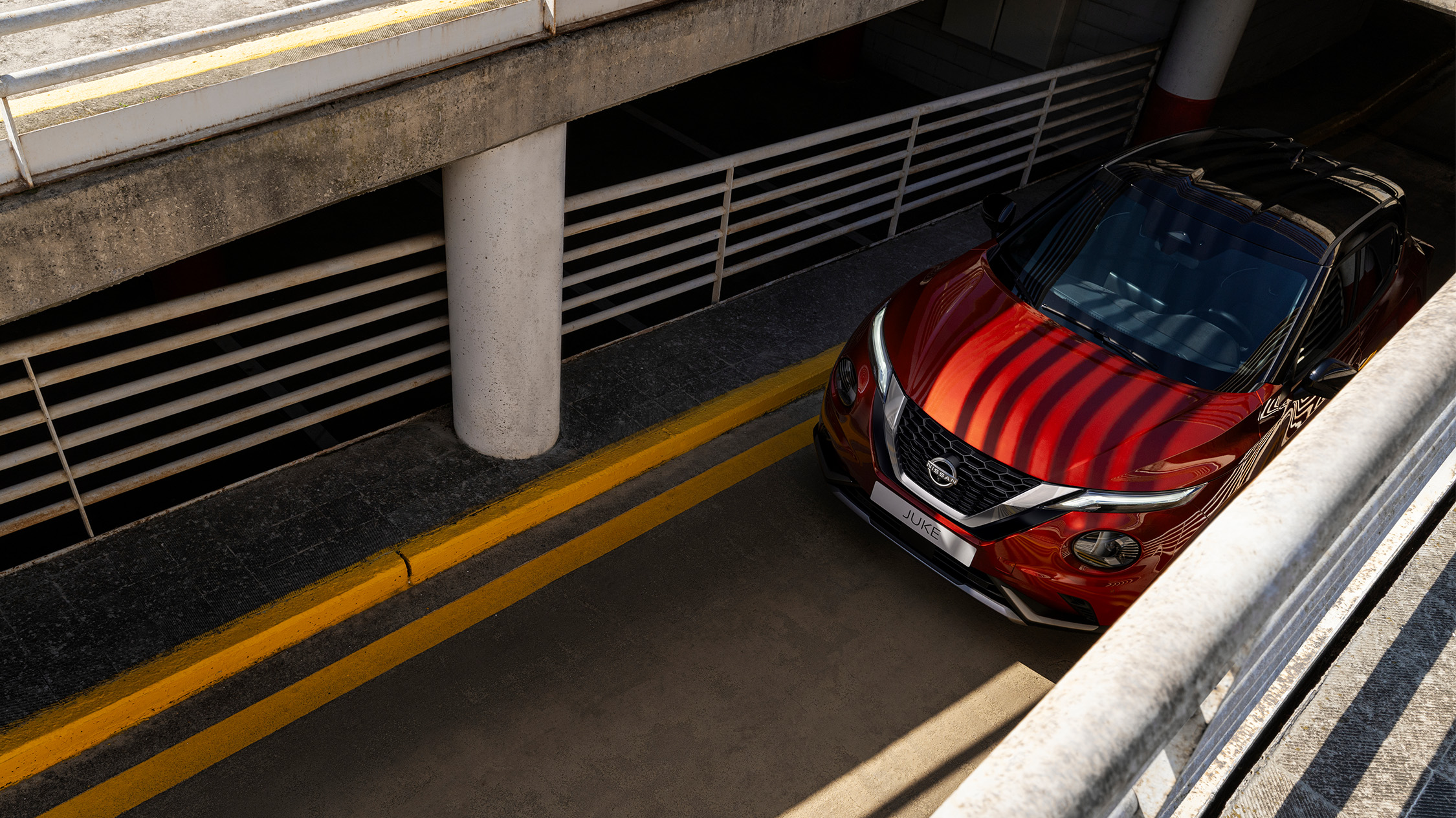 Nissan Juke iç mekan içeride bir yolcu ile