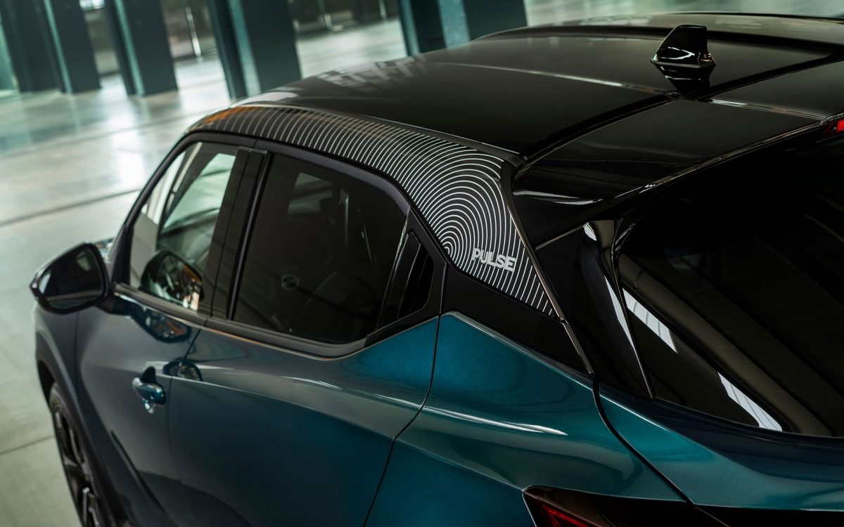 Nissan Juke, задні ліхтарі у формі бумерангів та емблема