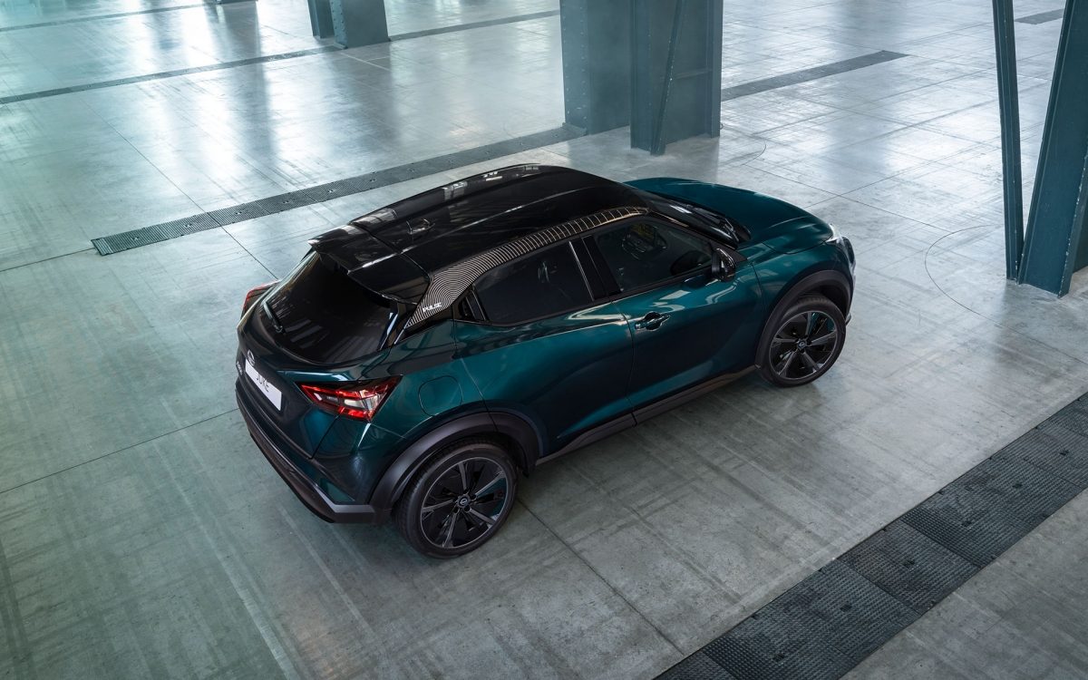 Nissan JUKE паркується в місті