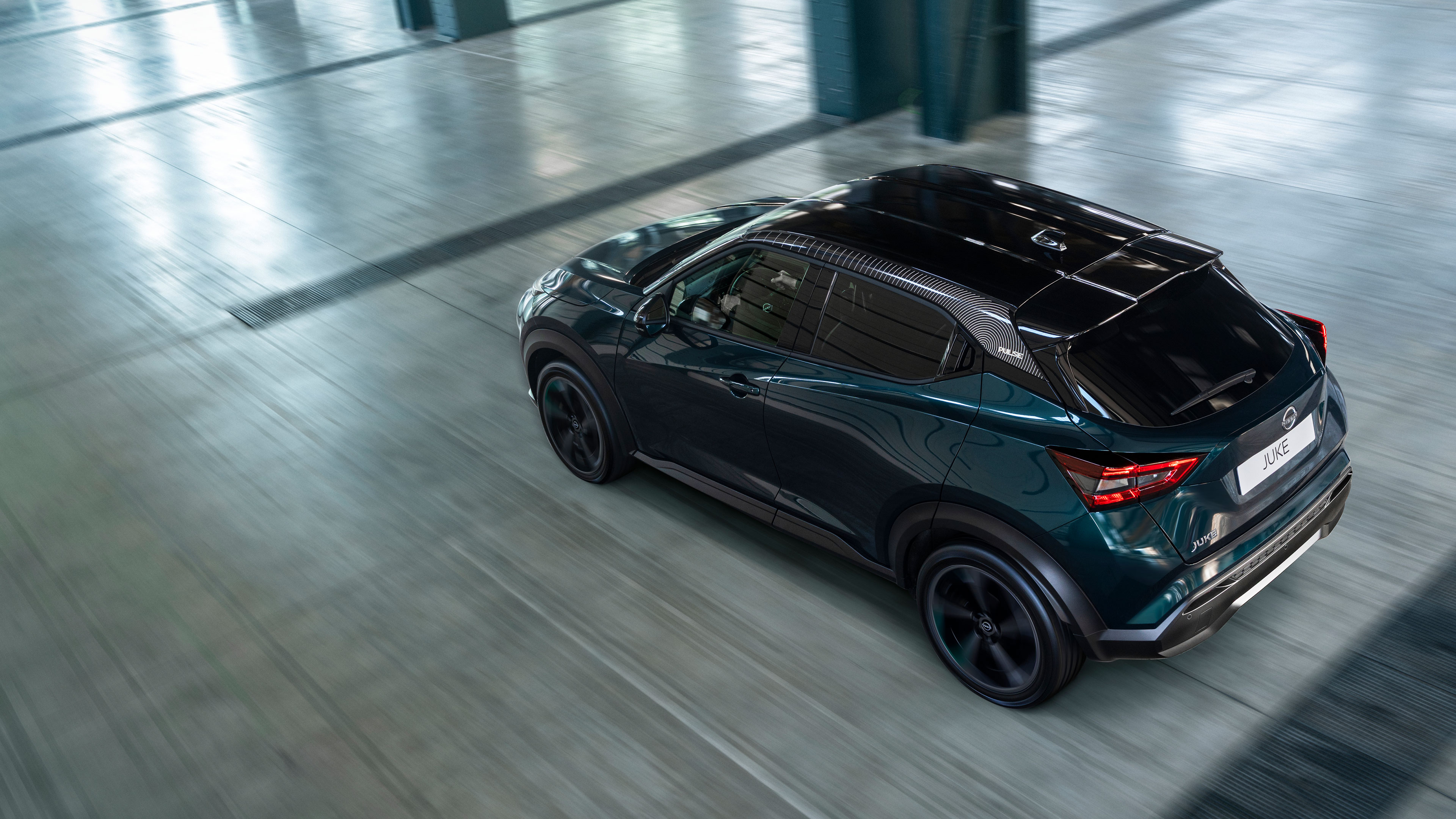 Зображення Nissan JUKE, запаркованого перед магазином