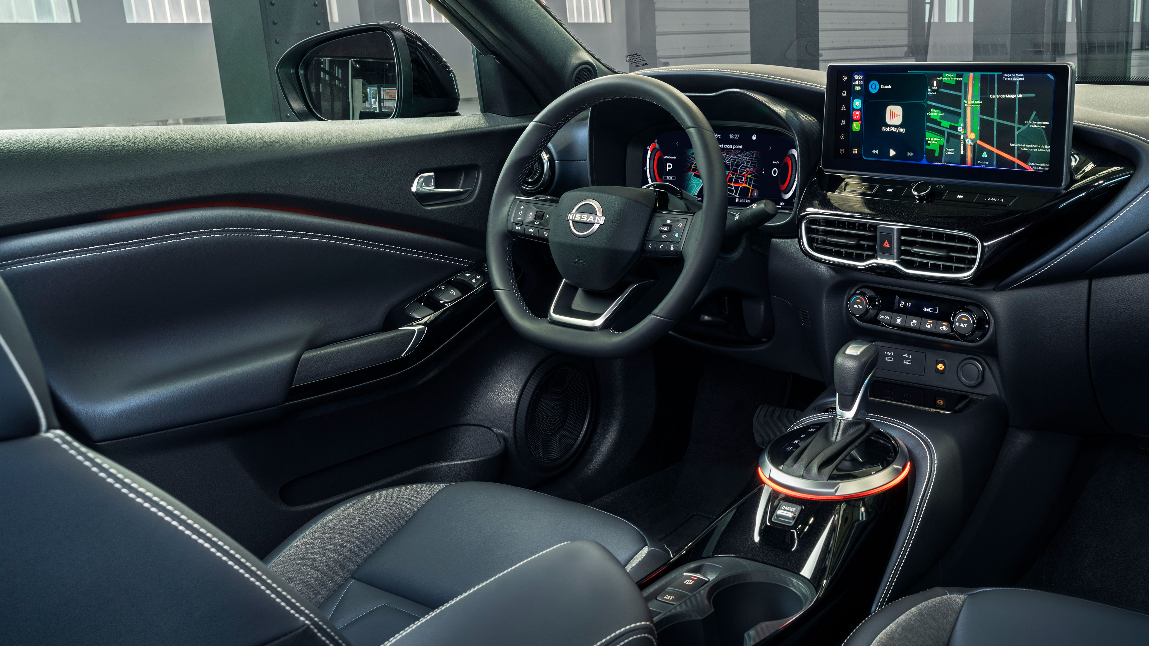 Зображення панелі керування в інтер'єрі Nissan Juke із пасажиром