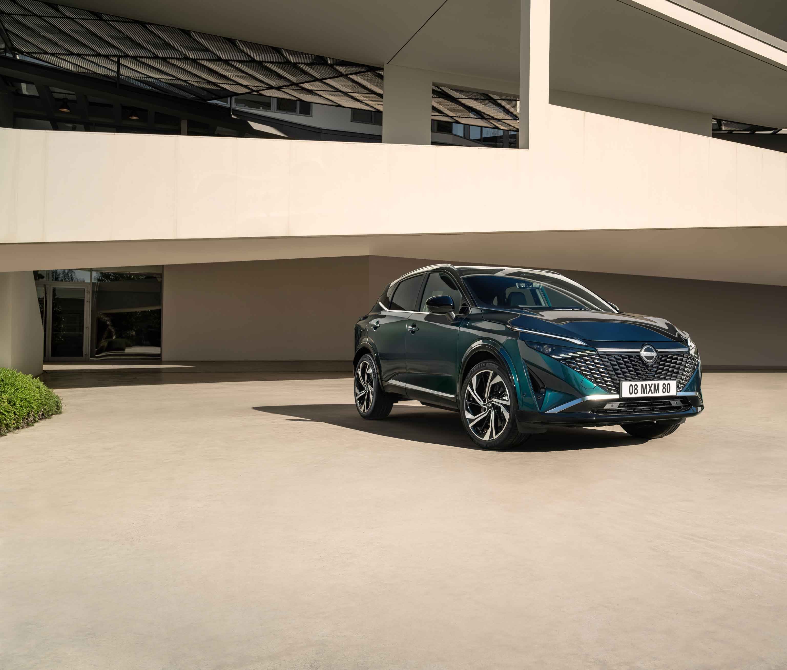 Nissan Qashqai e-POWER, статичне зображення, вид спереду, чоловік прихиляється до капота.