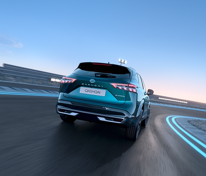Nissan Qashqai e-POWER, інтер'єр, вид збоку, водій всередині автомобіля